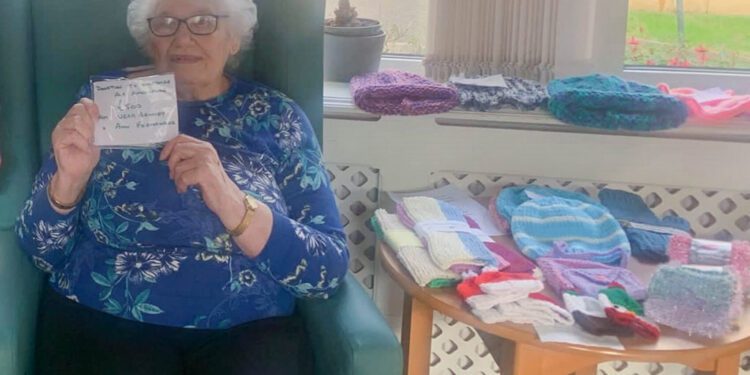 Tight-knit mother & daughter weave £500 for charity