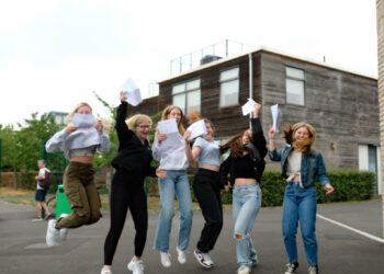 Melksham Oak students’ ‘tremendous resilience’ leads to exam success