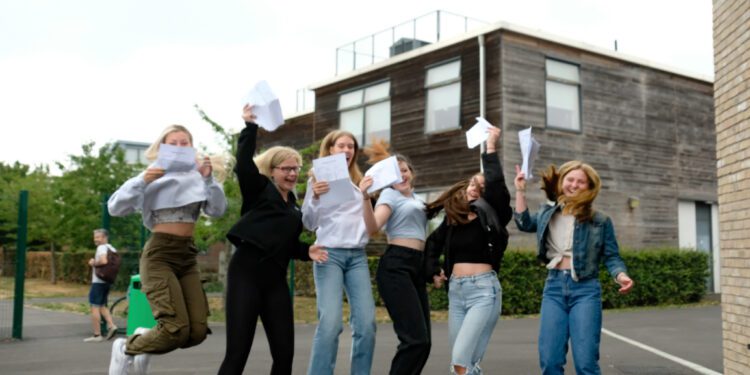 Melksham Oak students’ ‘tremendous resilience’ leads to exam success