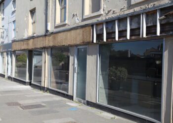 Councillors oppose  planning application for former Marjo Fashions shop