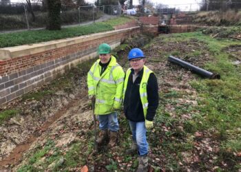 Volunteers rebuild ‘waiting wall’ on Wilts & Berks Canal