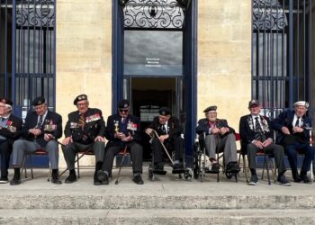 Melksham couple run 21 miles in  Normandy to  honour D-Day  veterans