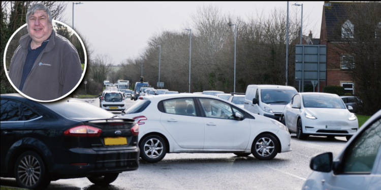 Councillor calls for improvements at congested school entrance