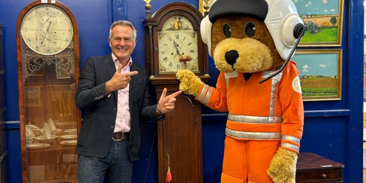 Antiques TV star to host community valuation day for air ambulance charity