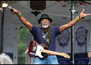 Popular musician hangs up microphone after 30 years