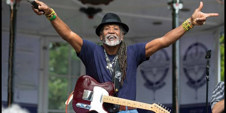 Popular musician hangs up microphone after 30 years