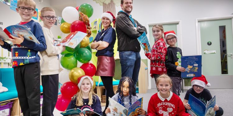 Primary school gifts books to children