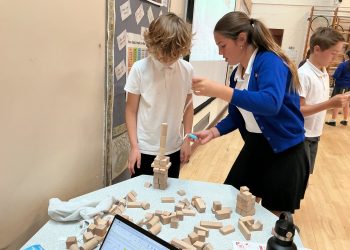 Schoolchildren learn money skills